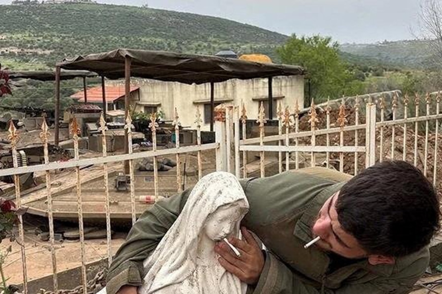, Un soldat israélien photographié en train de profaner la statue de Marie au Liban
& invocation pour commencer la journée.