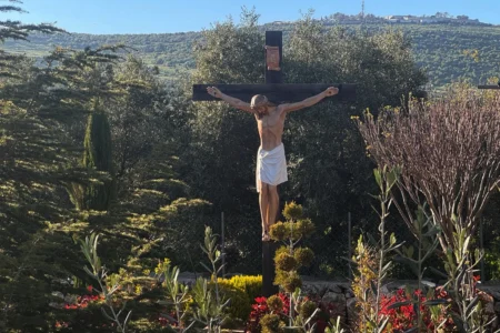 , Les troupes israéliennes condamnées à la prison pour profanation de la statue de la Vierge Marie au Liban
& prière pour commencer la journée.