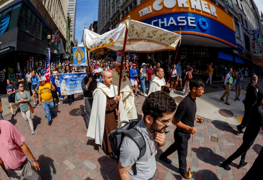 , La procession amène l’Eucharistie au cœur de Boston, sites clés de la guerre d’indépendance
et requête du matin.