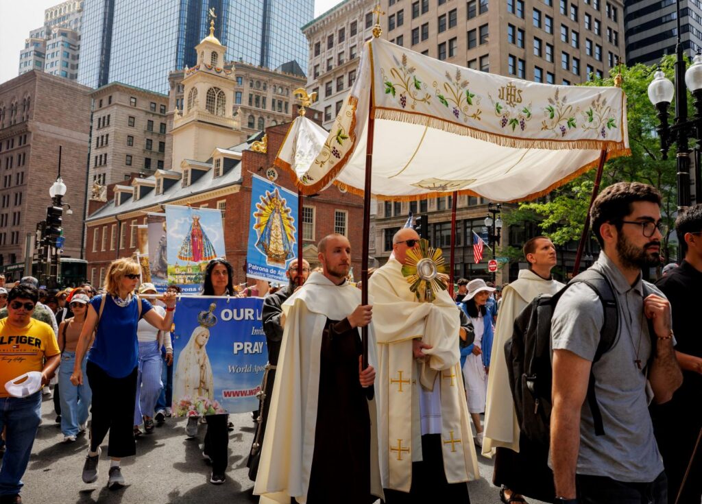 , La procession amène l’Eucharistie au cœur de Boston, sites clés de la guerre d’indépendance
et requête du matin.