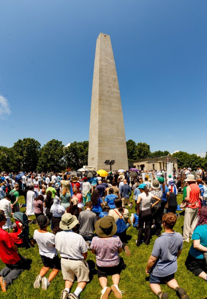 , La procession amène l’Eucharistie au cœur de Boston, sites clés de la guerre d’indépendance
et requête du matin.