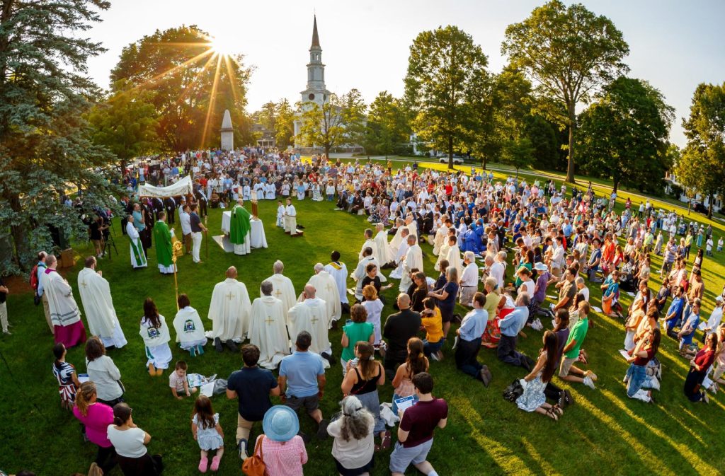 La procession amène l’Eucharistie au cœur de Boston, sites clés de la guerre d’indépendance
et requête du matin.