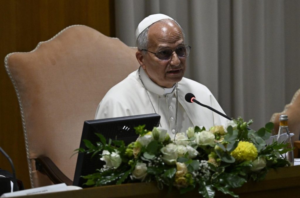 Le Pape clôt le Consistoire, « une expérience de communion au service de la mission »
& prier la mère de dieu .