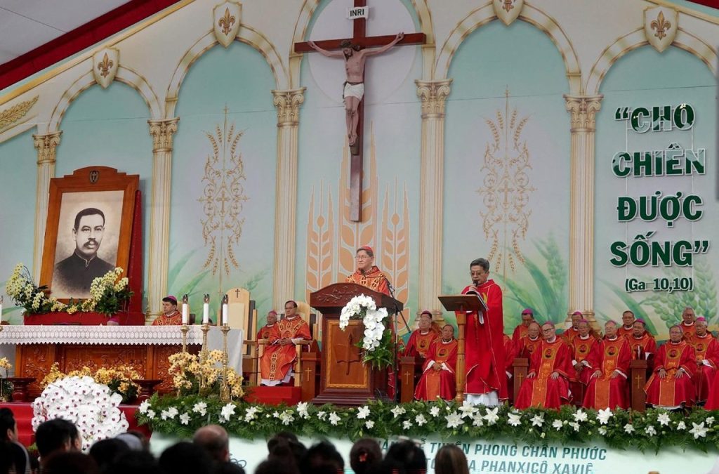 Cardinal Tagle : Un martyr aide un monde confus à découvrir la vérité de Jésus
afin de adresser ses prières à la Sainte Vierge Marie.