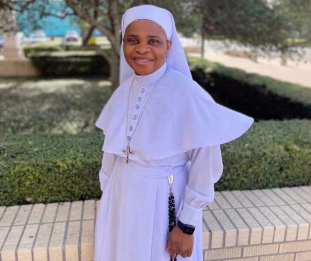 L’ICE arrête une religieuse basée au Texas alors qu’elle se rendait à la messe
avec une invocation au petit jour.
