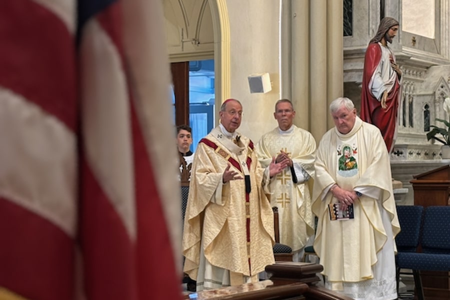 , Lors de la messe du Jour de l’Indépendance, Mgr Lori appelle à un témoignage continu de la dignité humaine
et prière au petit jour.