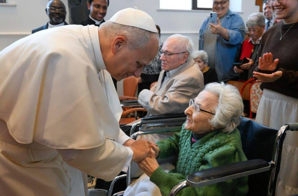 , La vieillesse : « pas un fardeau à gérer, mais un cadeau à chérir »
afin de adresser ses prières à la Sainte Vierge Marie.